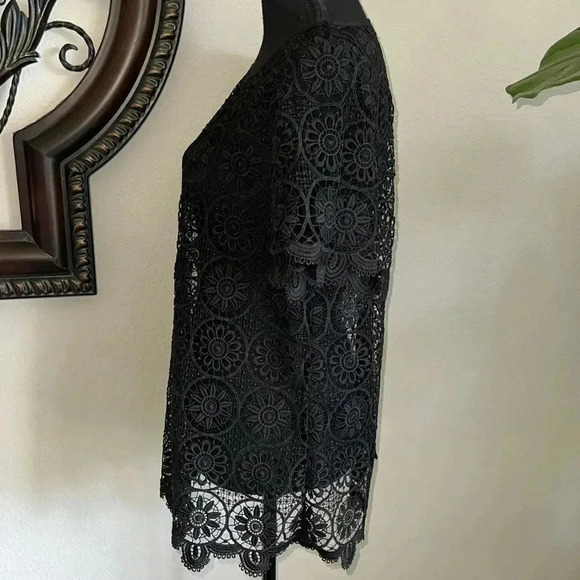 Banana Republic Black Lace Floral Scalloped Short Sleeve Pullover Top Medium - Picture 11 of 12